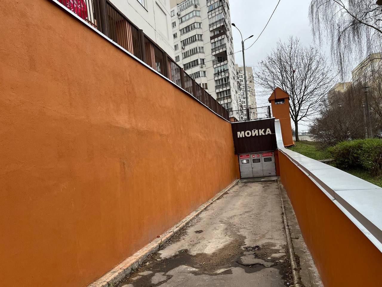 Въезд по пандусу вниз